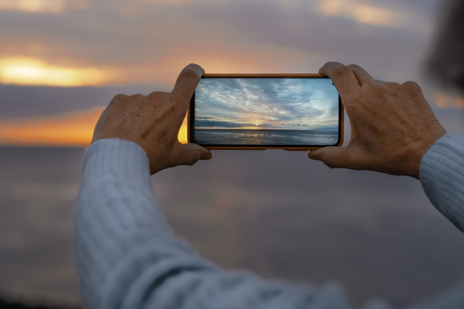 pria mengambil foto dengan telepon pintar